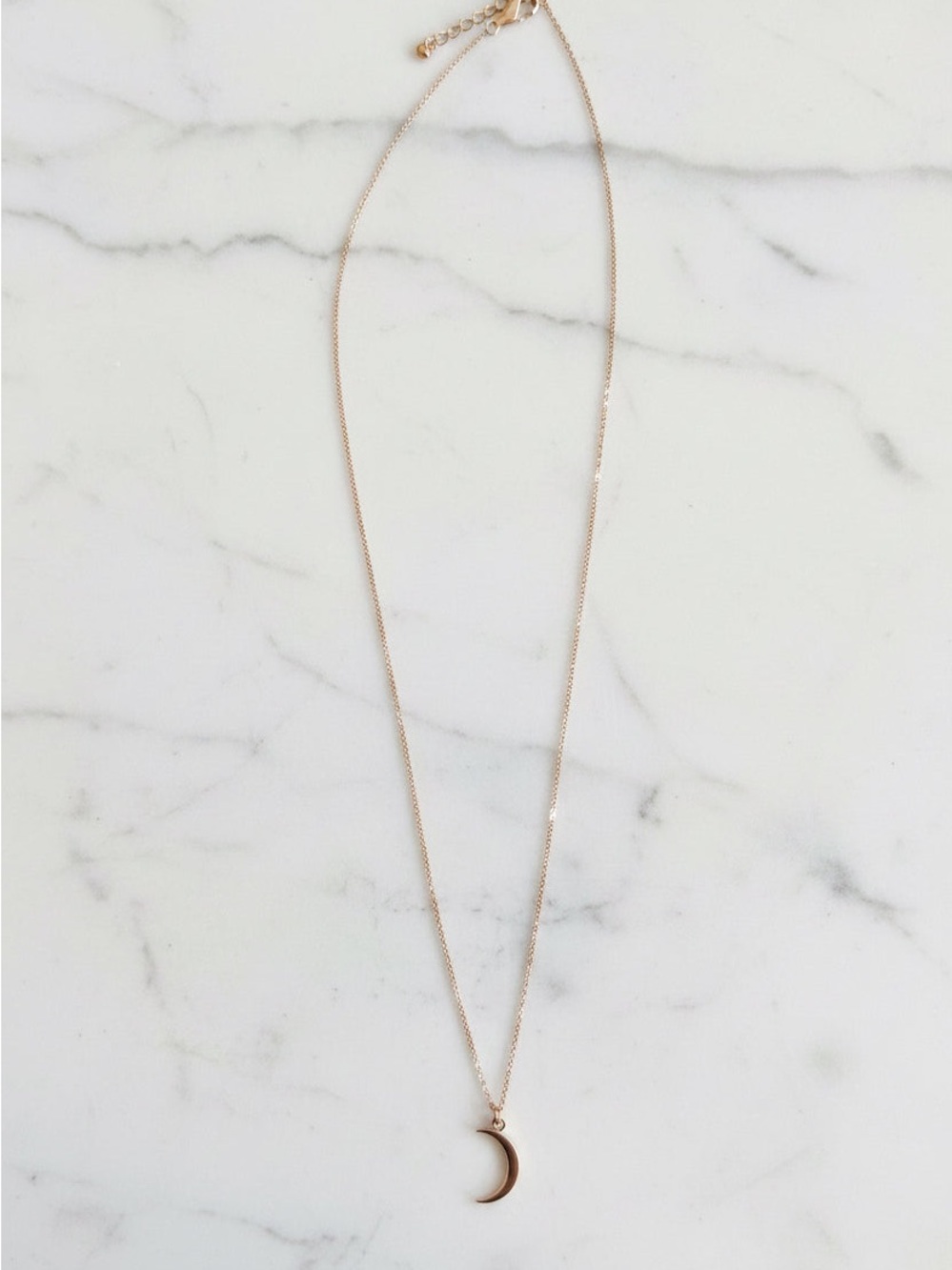 Delicate 14k gold Crescent Moon Pendant Necklace - Gold